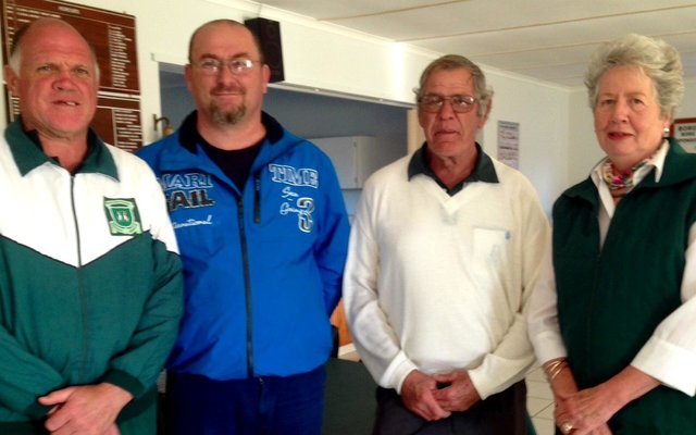 Die wenners van die kompetisie.  Van links na regs is Michael Vermeulen, Salmon Herselman (Borg van Colour Box), Tommie van Niekerk en Annie Smit.